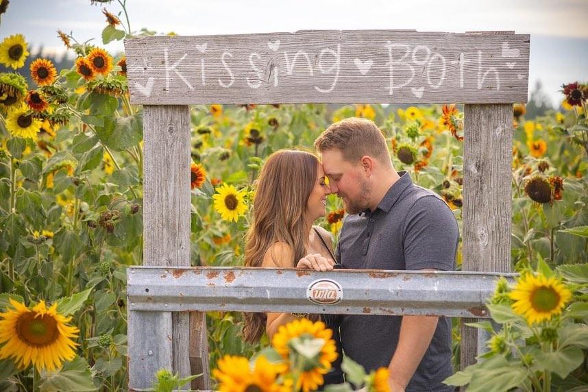 A Sunny Day at Thomasson Family Farm: A Reflection on my Sunflower Mini Sessions